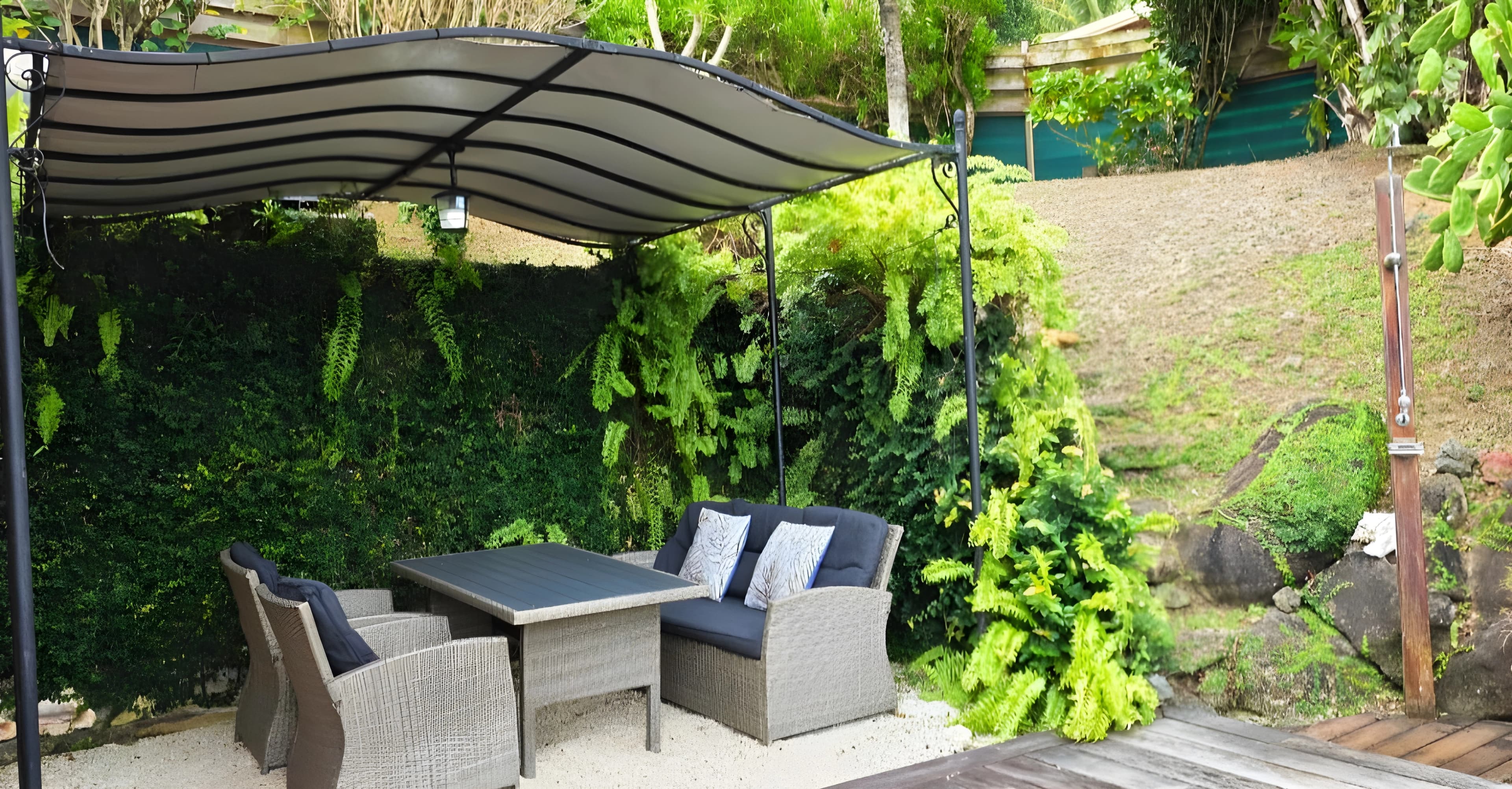 Salon de jardin sous tonnelle, face à la piscine
