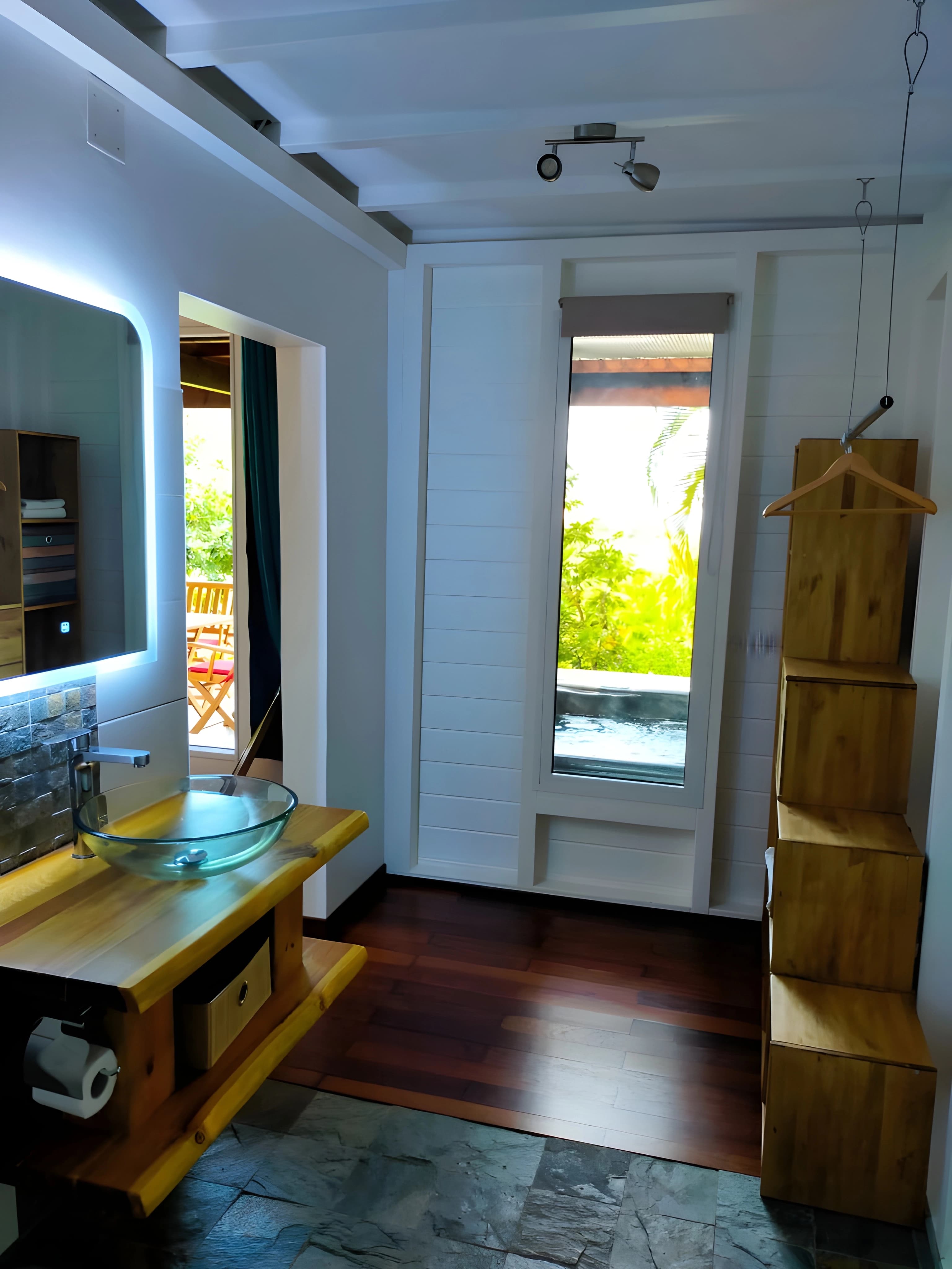 Salle d'eau du studio indépendant avec meuble en bois