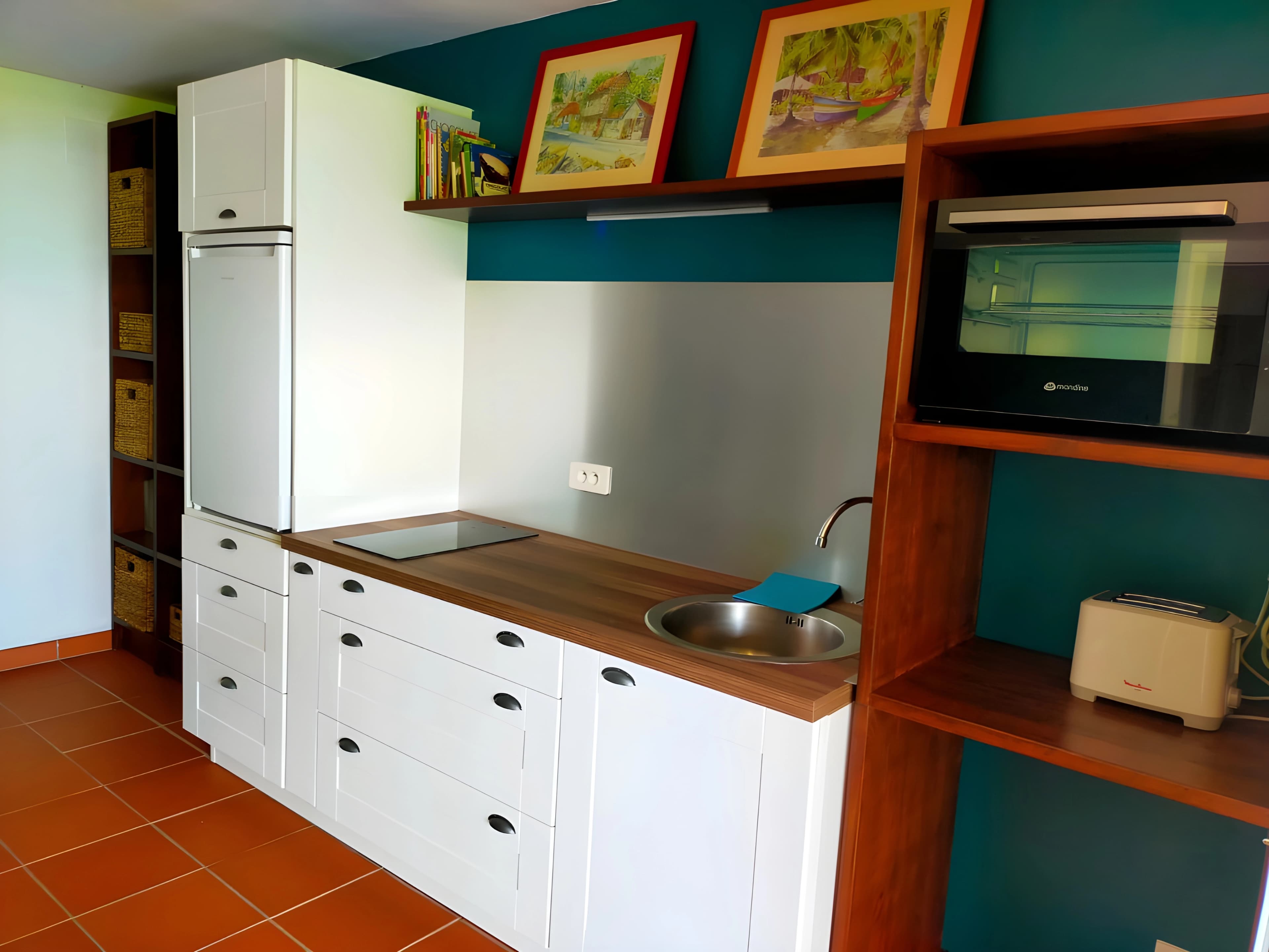 Kitchenette équipée du studio indépendant, plan de travail en bois