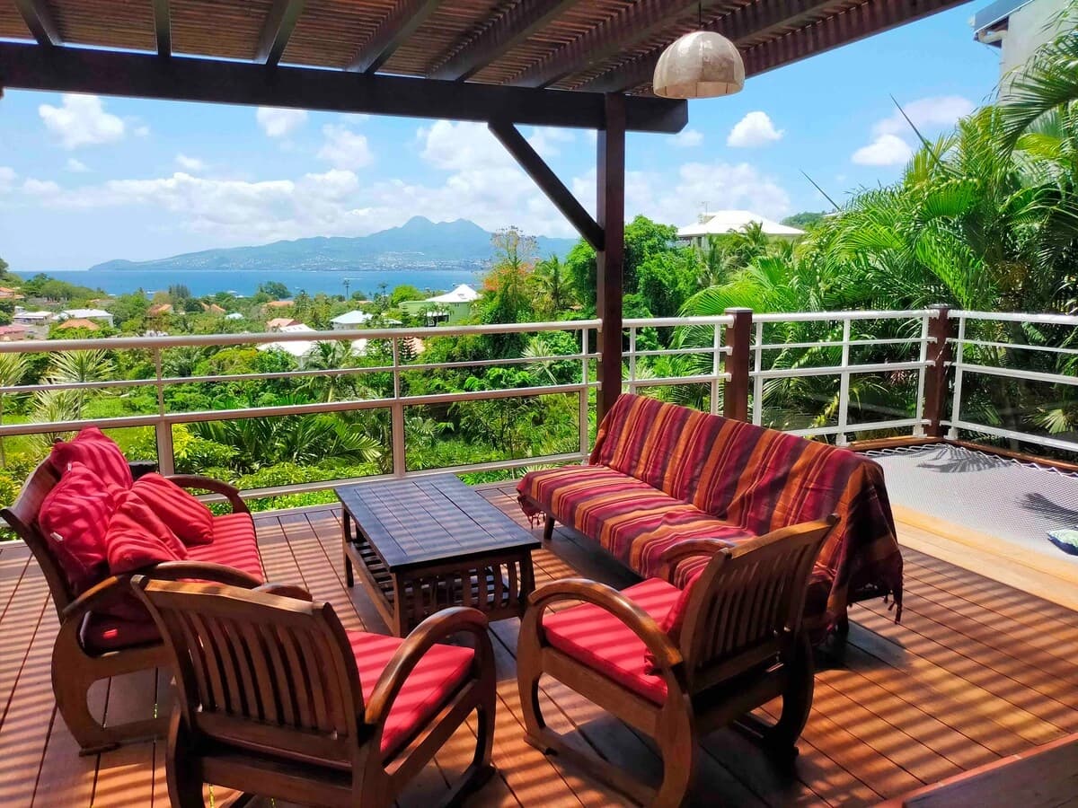 Terrasse panoramique avec fauteuils créoles face à la baie de Fort-de-France