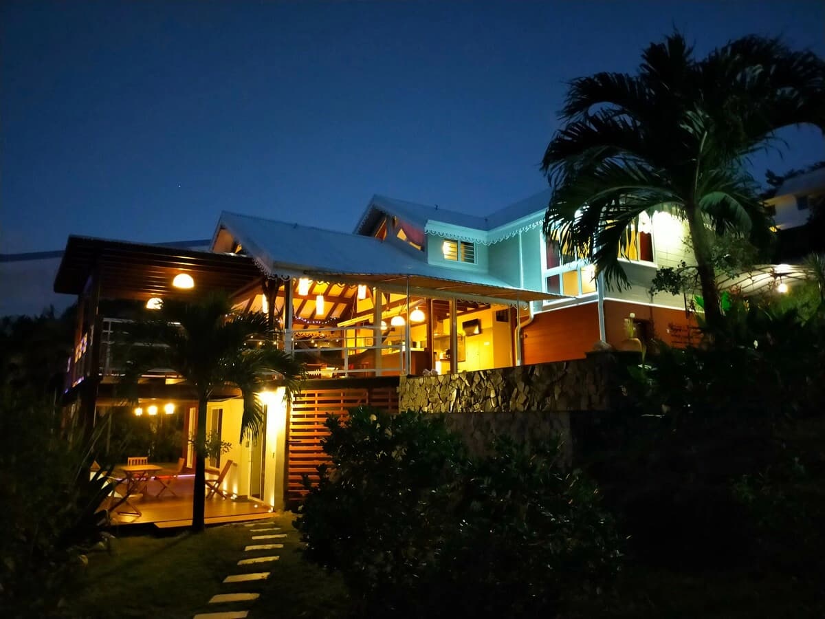 La Villa Zandoli illuminée au crépuscule, terrasses et jardin tropical